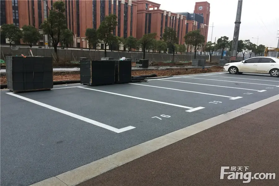 星火e方写字楼项目室外停车场