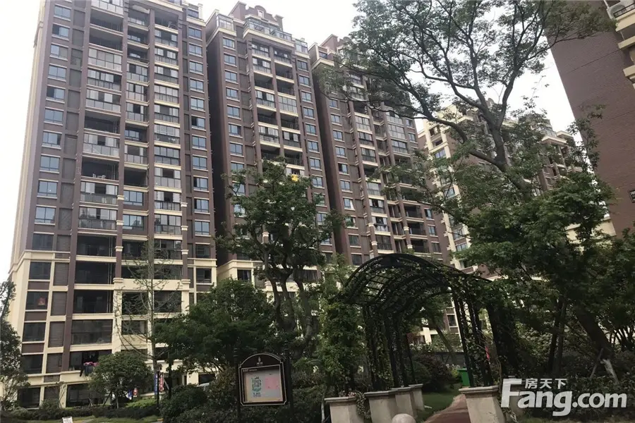 这个楼盘价格在11000元/平方米,小区的楼距比较大,那样采光应该很好