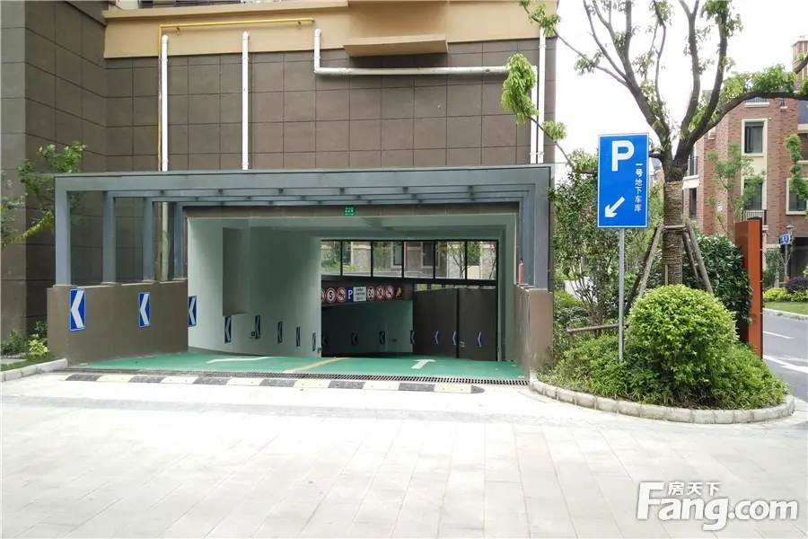 长城逸府小区地下车库出入口