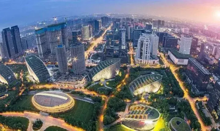 从二手房和土地拍卖地产新闻来看，成都还能不能买？