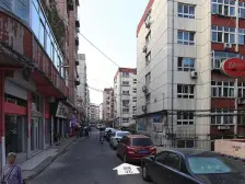 房子是一居室独立卧室独立厨房,平地不上坡中间楼层