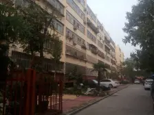 儿童乐园西邻古楷园小区,精装修,有地上储藏室。