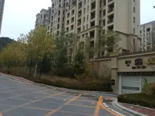 8层顶洋房,带仓房,装修保持好,看房随时,诚心出售