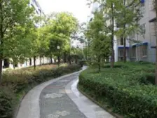 离 绵 外 步 行 很 近 菜市场就在 对 面 相当方便..