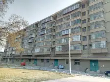 本房户型方正,采光充足,交通便利。