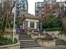 房子精装修保持好,大阳台,带家电家具一起出售