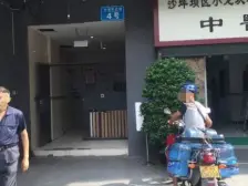 位于小龙坎广场边上有小龙坎轻轨一号线九号线有公交站