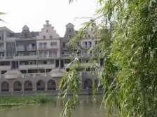 户型端正,中间楼层,光线充足,邻旺中旺,出入方便。