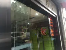 此房位于三峡广场商圈,地理位置优越,户型方正