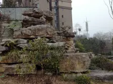 房子可以看得到江,视野开阔,面前风景一览无余