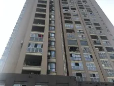 观音桥顶跃带露台,实得230平,视野好,全新装修,