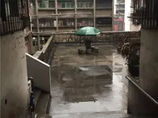 竞发花园位置楼层好 出行方便楼下就是公交车站