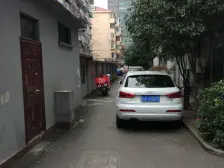 满五,不费腿楼层,江苏路地铁站精装修一房。