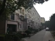 房子一梯两户全明户型,地铁100米,小区里绿化很好。