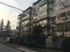 房子一梯两户,小区中间位置,做过美丽家园,前后开阔