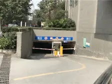 此房业主自己住家装修,可拎包入住,交通便利