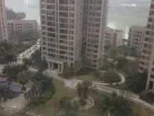 近轻轨次新小区,精装修拎包入住,朝东南看江视野开阔