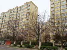 不临街房子在小区中间 精装四室 小高层 公摊小