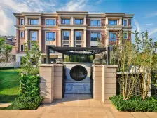 中间位置,超大面宽毛坯大平层,顶层复式