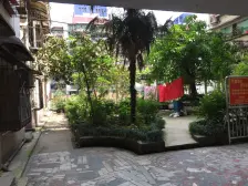 竞发花园位置楼层好 出行方便楼下就是公交车站