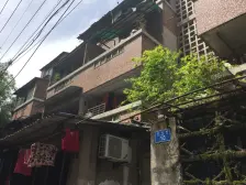 北碚很旧的老房子,一共只有4层,位置好,价格便宜