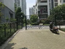 双轨道 人民小X重师附Z旁 洋房底跃 上下三层楼