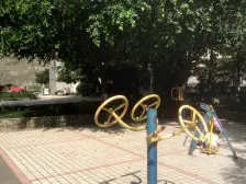 出行方便,楼下就是轻轨三号线郑家院子站。