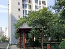 依云雅筑生活配套齐全居家生活方便,看中庭居家安静