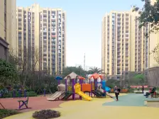 登高撩元 走路两步路就到轻轨站,旁边就是步行街,