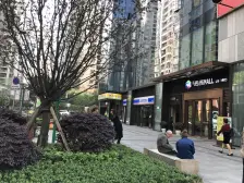 户型方正采光通风好,步行街旁,楼下就是公交站