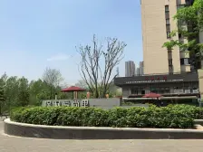 邻双轨 配套齐全 中间楼层 1600亩彩云湖公园