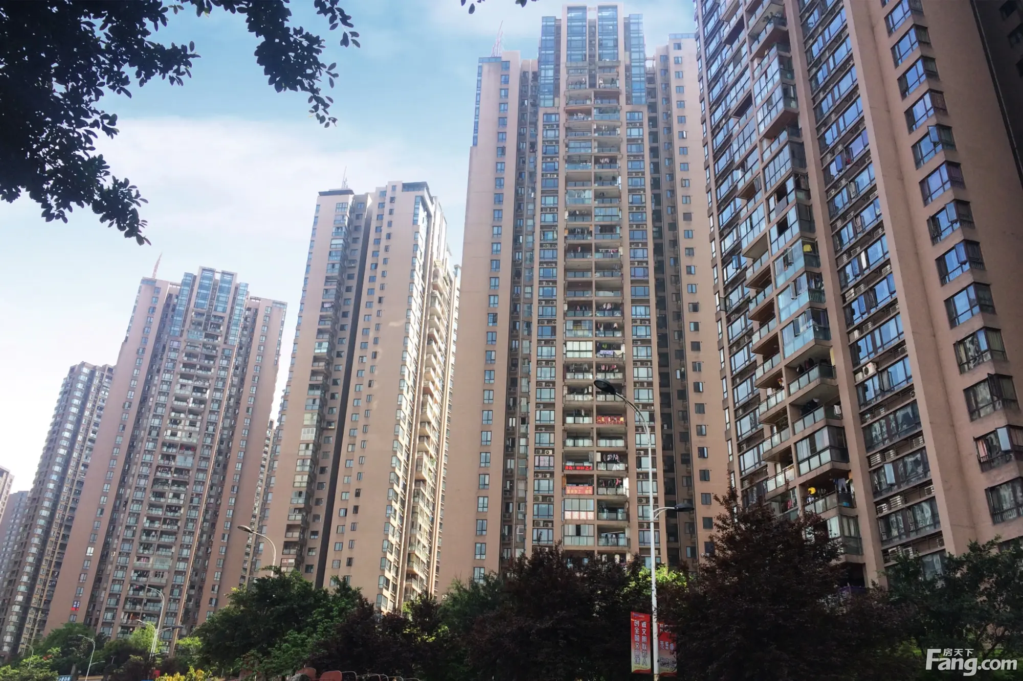 高庙村轻轨站旁 富州新城d街区一期精装两房 小区优美 房龄新