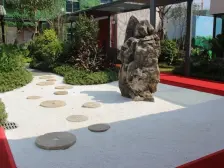 地理位置优越,出行方便,绿化高,露天泳池,人车分流