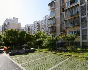 此房满5年,税费低,交通便利,电梯房,诚心出售.