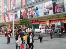 小区大门口第6间门面沿嘉善路主路,单一层挑高已隔成2层。