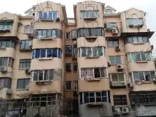 地铁口、电梯两房、小区中间位置