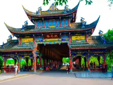 小区绿化良好游乐设施齐全人车分流出行方便 舒适安静