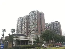 采光充足,主卧朝南,得房率高,小区中心位置