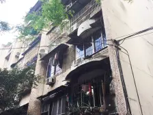 石岩村。适合3岁以下的家长,位置好。距离轻轨站近