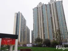 客厅朝南视野好,采光充足,三个房间朝南,