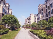 小区房子房龄新,小区环境保持的很好,人文素质比较高